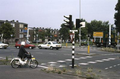 858076 Gezicht op de kruising van de Talmalaan en de Draaiweg te Utrecht.